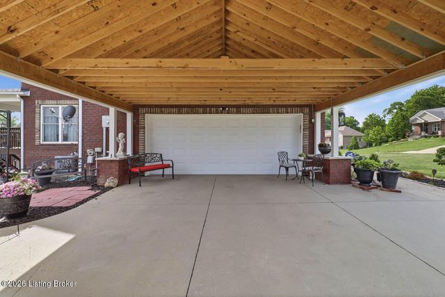 585 Sunray Dr, Shepherdsville, KY 40165