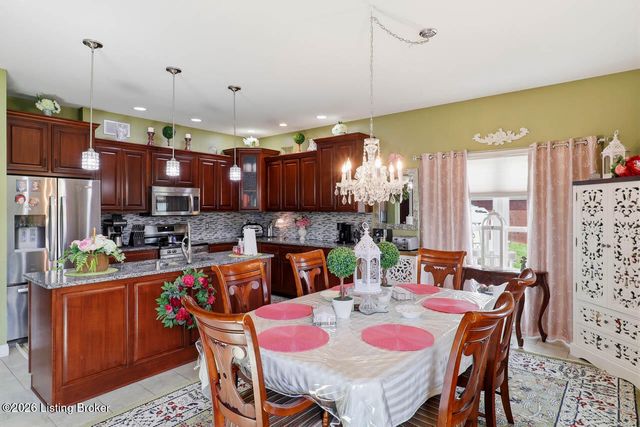 585 Sunray Dr, Shepherdsville, KY 40165