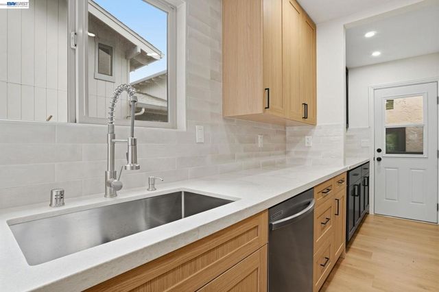 2011 Dolphin Dr, Aptos, CA 95003