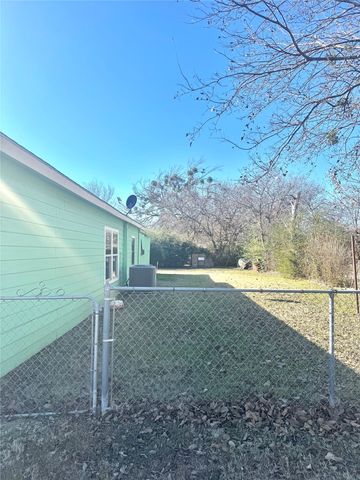 238 S 8th Street, Jacksboro, TX 76458