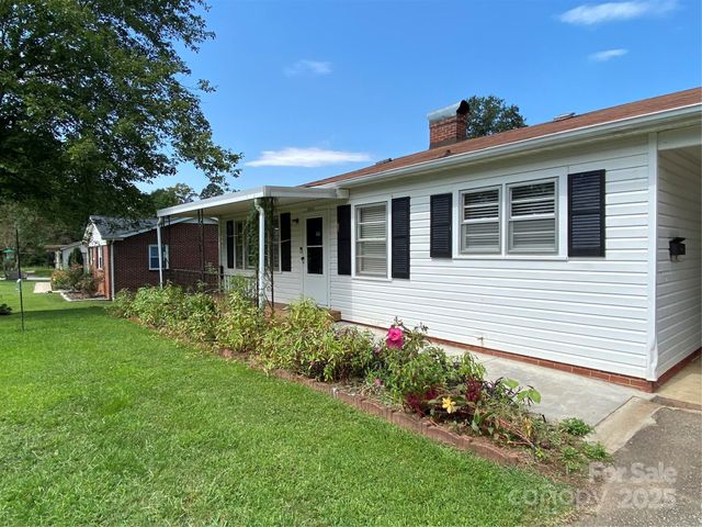 2842 1st Avenue NW, Hickory, NC 28601