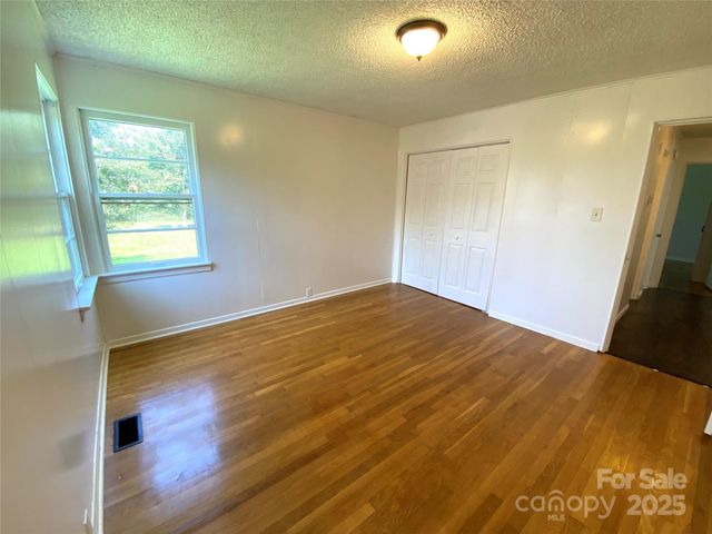 2842 1st Avenue NW, Hickory, NC 28601