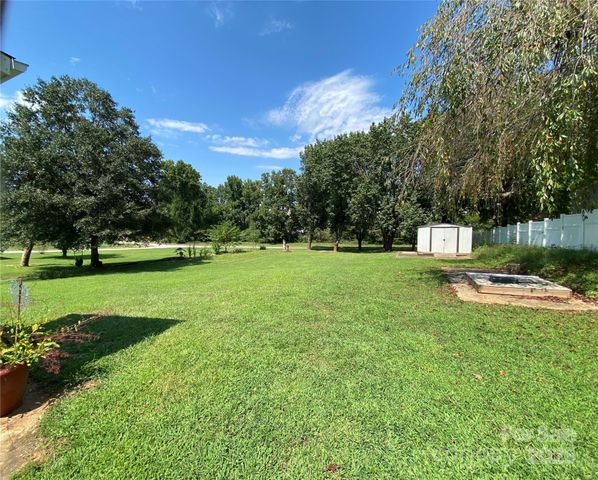 2842 1st Avenue NW, Hickory, NC 28601