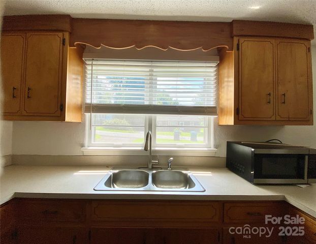 2842 1st Avenue NW, Hickory, NC 28601