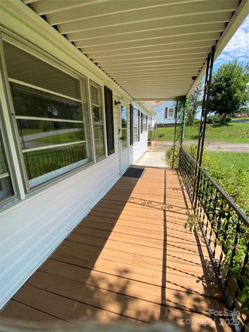 2842 1st Avenue NW, Hickory, NC 28601