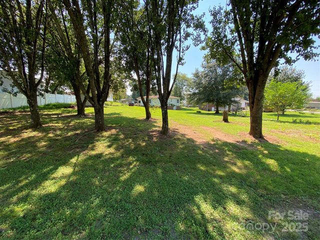2842 1st Avenue NW, Hickory, NC 28601