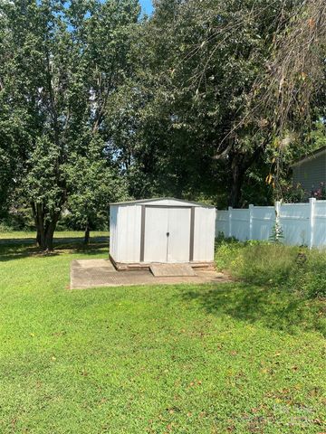2842 1st Avenue NW, Hickory, NC 28601