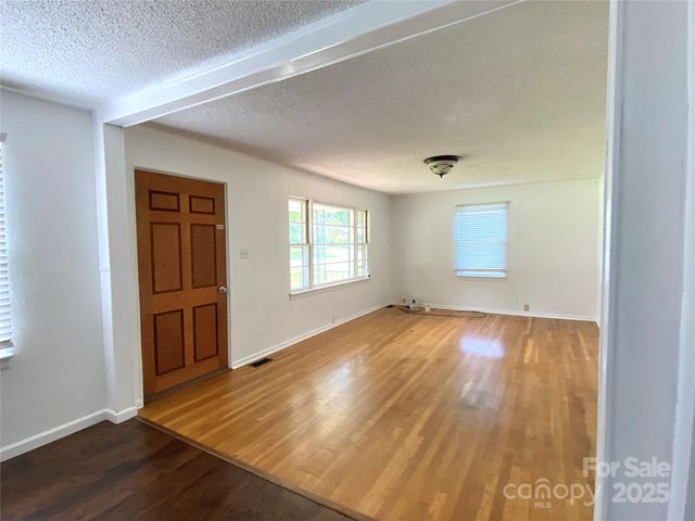2842 1st Avenue NW, Hickory, NC 28601