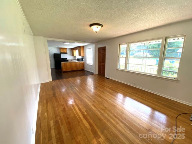 2842 1st Avenue NW, Hickory, NC 28601