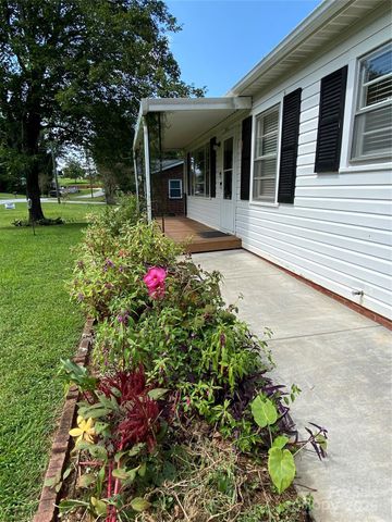2842 1st Avenue NW, Hickory, NC 28601