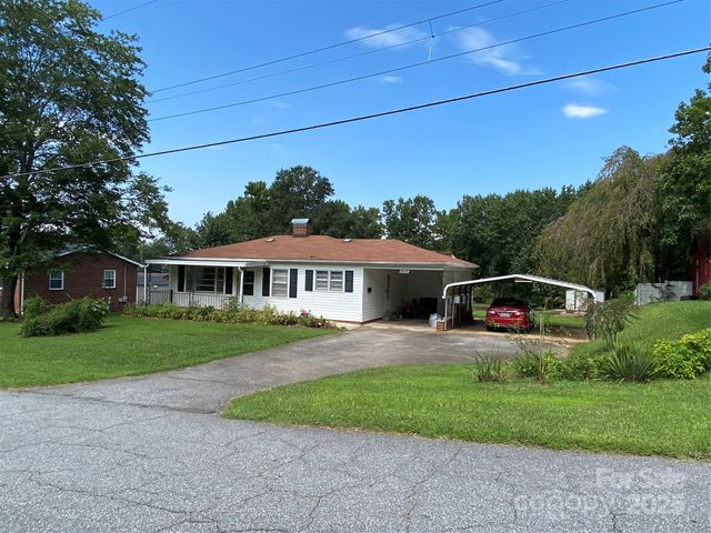 2842 1st Avenue NW, Hickory, NC 28601