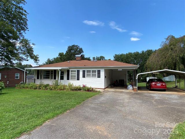 2842 1st Avenue NW, Hickory, NC 28601