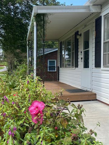 2842 1st Avenue NW, Hickory, NC 28601