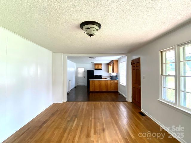 2842 1st Avenue NW, Hickory, NC 28601