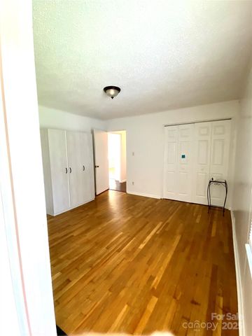 2842 1st Avenue NW, Hickory, NC 28601