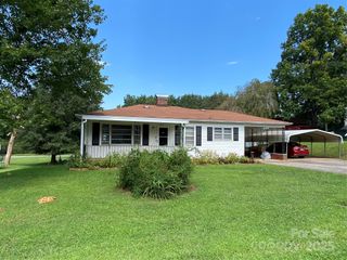 2842 1st Avenue NW, Hickory, NC 28601