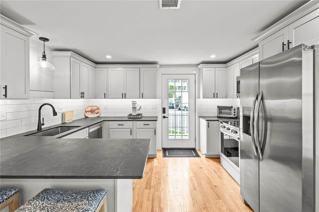 484 Thames Street, Bristol, RI 02809