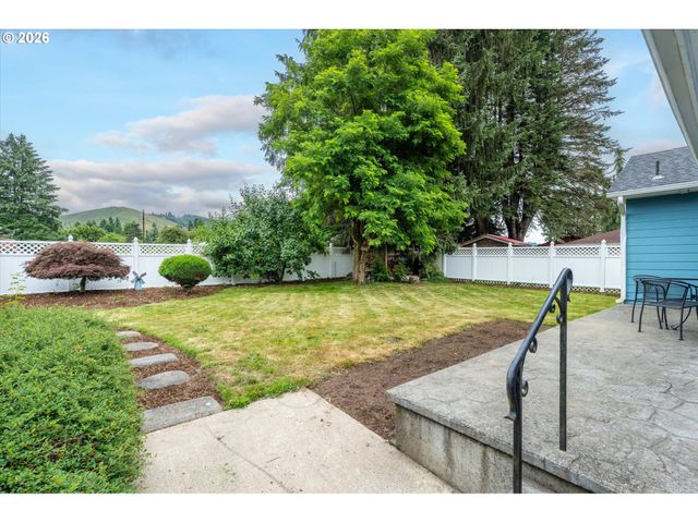 716 WOODARD Ave, Castle Rock, WA 98611