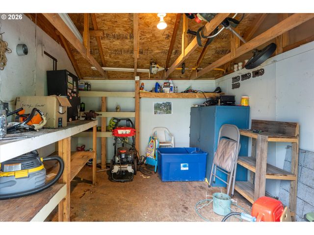 716 WOODARD Ave, Castle Rock, WA 98611