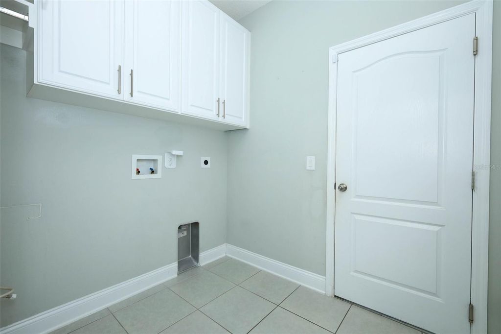 Image 15 of property listing at 4043 LAKE BOSSE VIEW DRIVE, Orlando, FL 32810