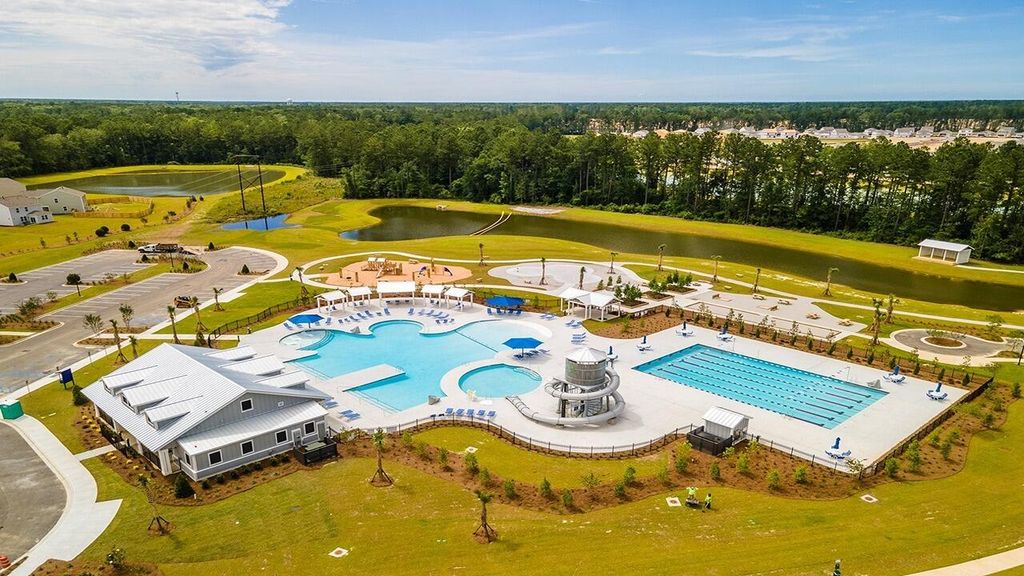 Image 2 of property listing at 358 Willow Run Drive, Summerville, SC 29486