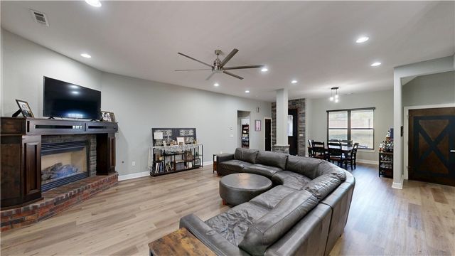 508 Candlelight Circle, Elm Springs, AR 72762