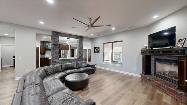 508 Candlelight Circle, Elm Springs, AR 72762