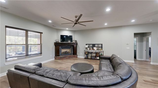 508 Candlelight Circle, Elm Springs, AR 72762