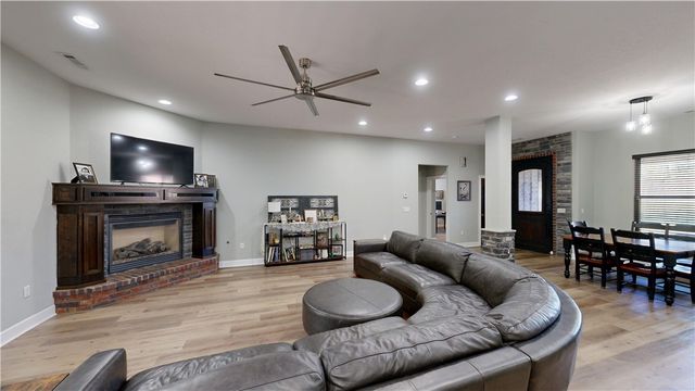 508 Candlelight Circle, Elm Springs, AR 72762