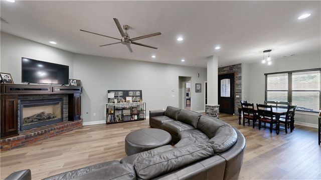 508 Candlelight Circle, Elm Springs, AR 72762