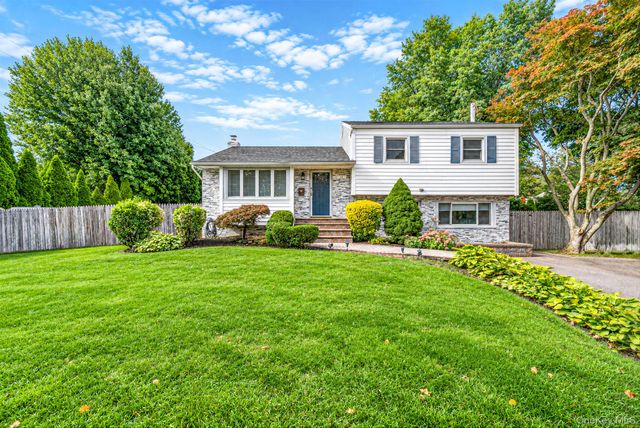 17 Marlowe Place, Greenlawn, NY 11740
