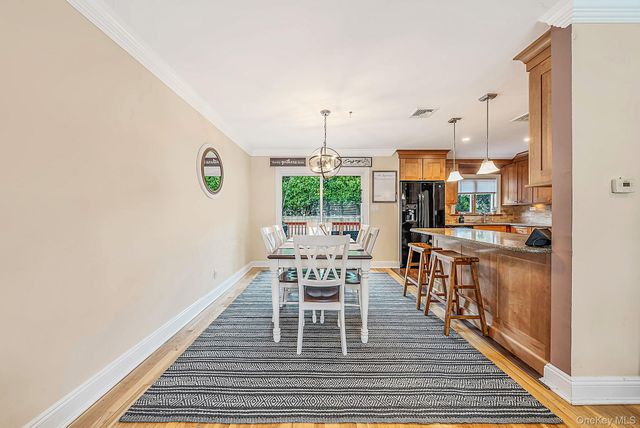 17 Marlowe Place, Greenlawn, NY 11740