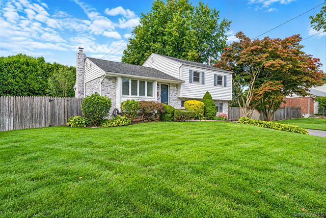 17 Marlowe Place, Greenlawn, NY 11740