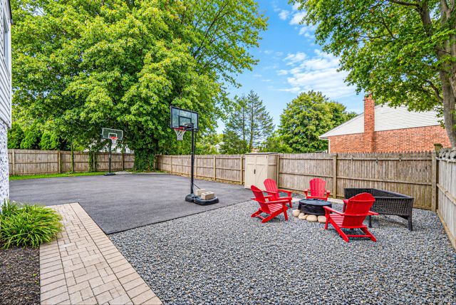 17 Marlowe Place, Greenlawn, NY 11740