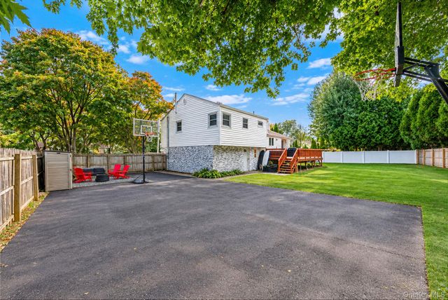 17 Marlowe Place, Greenlawn, NY 11740