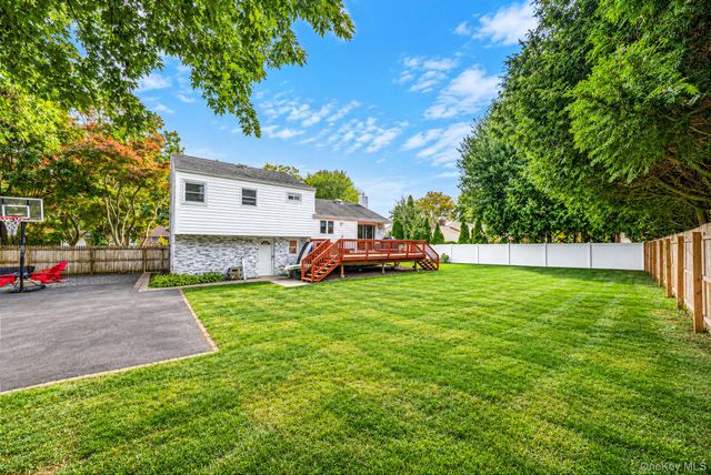 17 Marlowe Place, Greenlawn, NY 11740