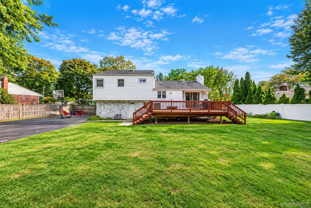 17 Marlowe Place, Greenlawn, NY 11740