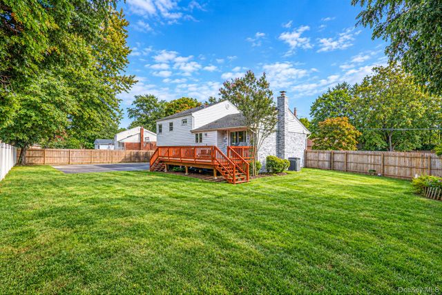 17 Marlowe Place, Greenlawn, NY 11740