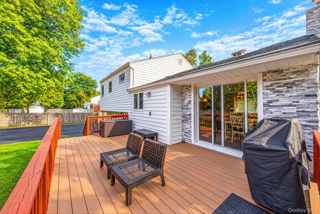 17 Marlowe Place, Greenlawn, NY 11740