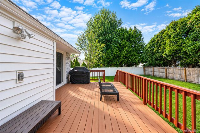 17 Marlowe Place, Greenlawn, NY 11740