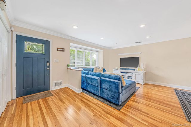 17 Marlowe Place, Greenlawn, NY 11740