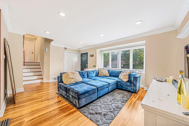 17 Marlowe Place, Greenlawn, NY 11740