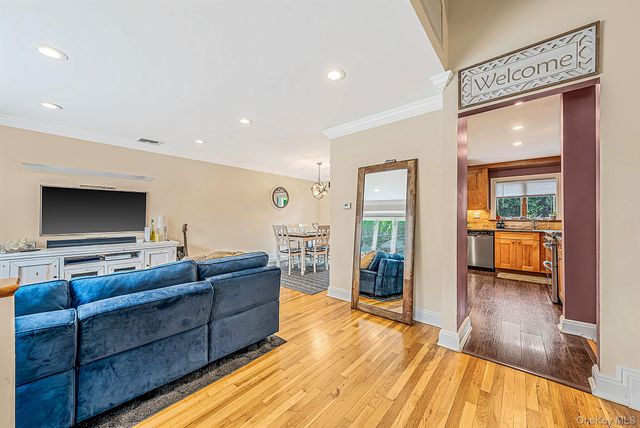 17 Marlowe Place, Greenlawn, NY 11740