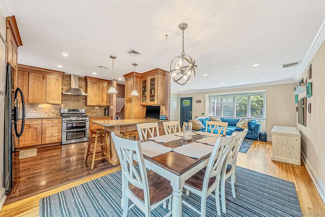 17 Marlowe Place, Greenlawn, NY 11740