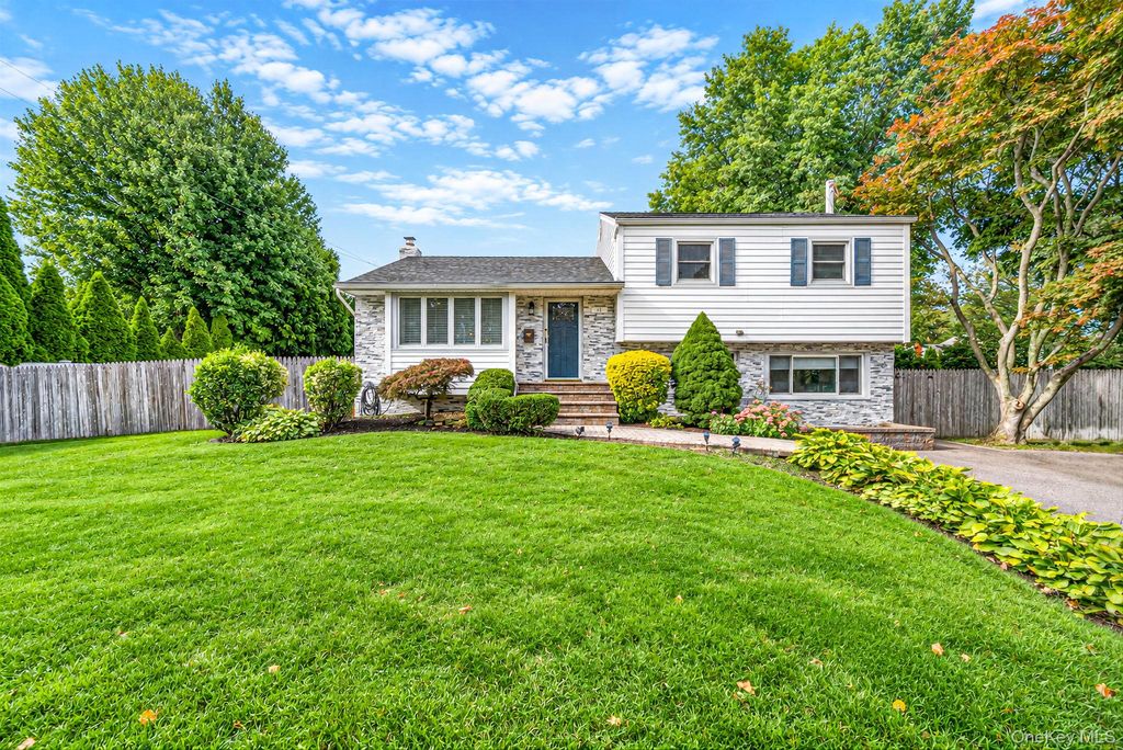 17 Marlowe Place, Greenlawn, NY 11740 — photo 2