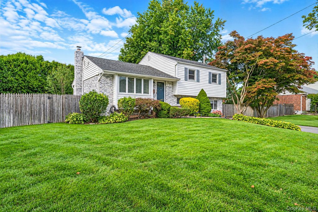 17 Marlowe Place, Greenlawn, NY 11740 — photo 3