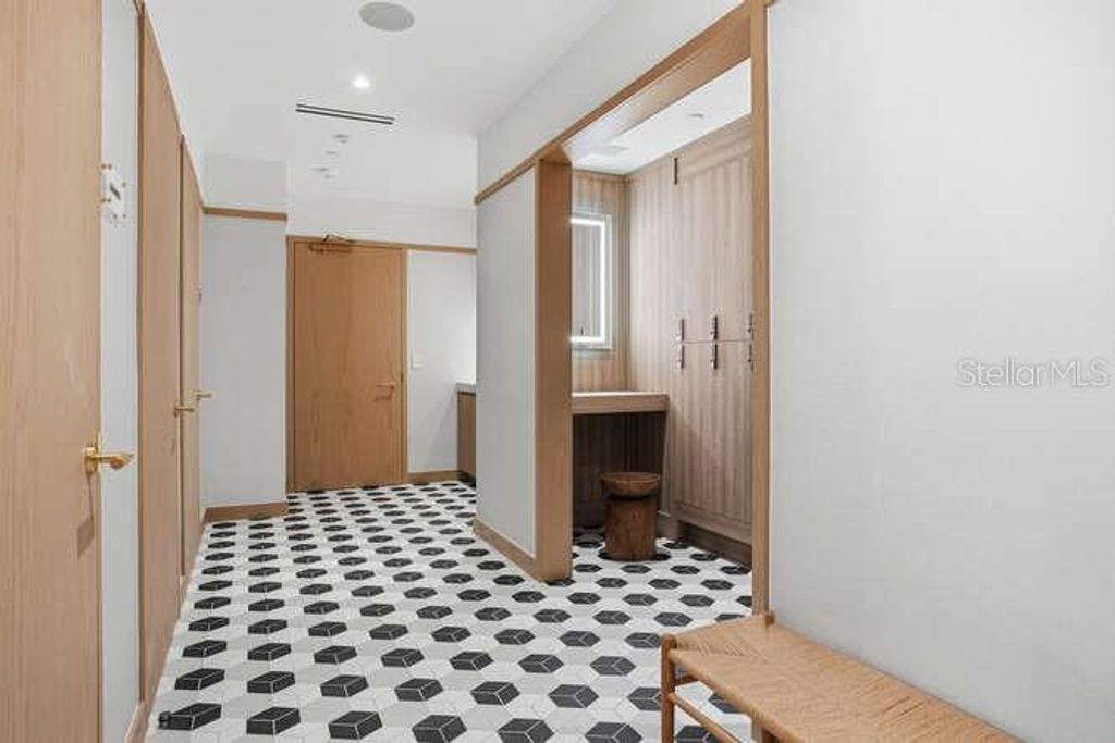 Image 9 of property listing at 3015 S YSABELLA AVENUE 901, Tampa, FL 33629