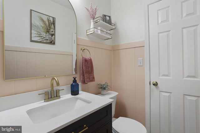 1976 ASHLEY DRIVE, Chambersburg, PA 17201