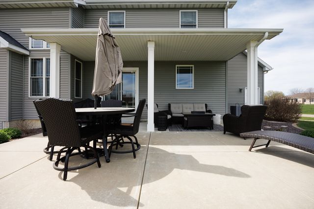 114 Mallard Way, Hudson, IL 61748