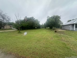 409 1/2 Davis, Devine, TX 78052
